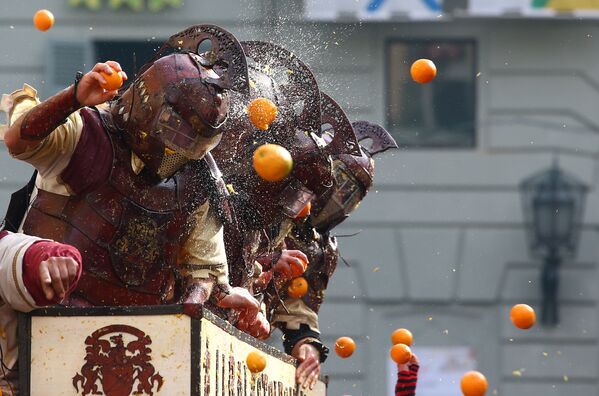 イタリアのカーニバル「オレンジ合戦」の参加者たち。 - Sputnik 日本