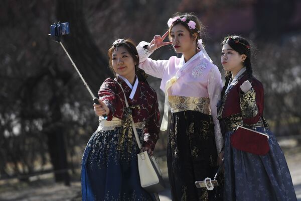 民族衣装を着てセルフィーするソウルの女性たち。 - Sputnik 日本
