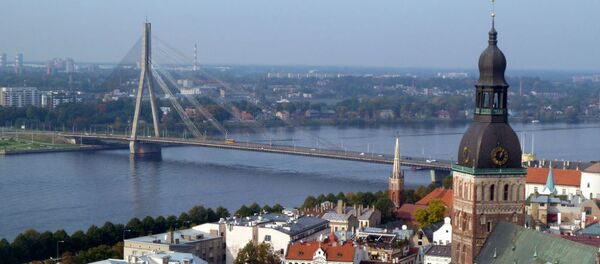 ラトビア首都でプーチン大統領が十字架に磔に - Sputnik 日本