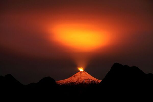 チリ南部の人気観光地プコンに隣り合うヴィジャリカ火山(標高約2800メートル)が噴火 - Sputnik 日本