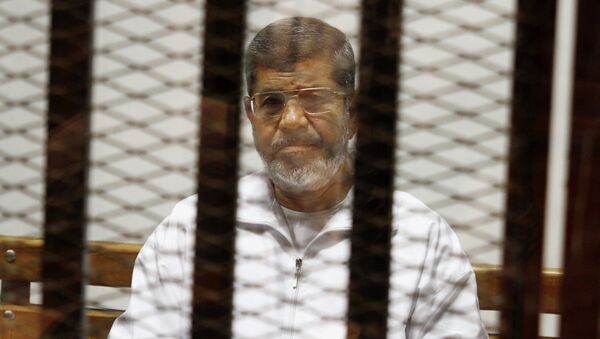 Egypt's ousted Islamist President Mohammed Morsi sits in a defendant cage in the Police Academy courthouse in Cairo, Egypt - Sputnik 日本