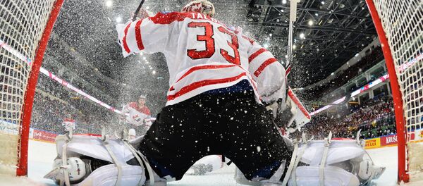 セーターでゴール阻止、アイスホッケーの試合のありえない出来事にネット爆笑 セーターでゴール阻止、アイスホッケーの試合のありえない出来事にネット爆笑 - Sputnik 日本