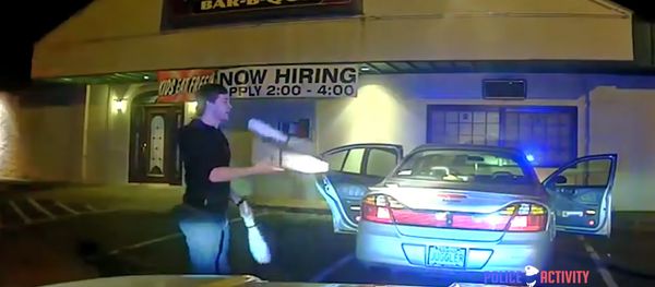 米国の大学生、変わった方法で酔っ払いではないことを警官に証明する - Sputnik 日本