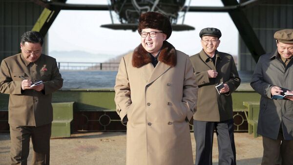 北朝鮮西部・東倉里の発射場を訪れた時の金正恩氏。アーカイブ写真 - Sputnik 日本