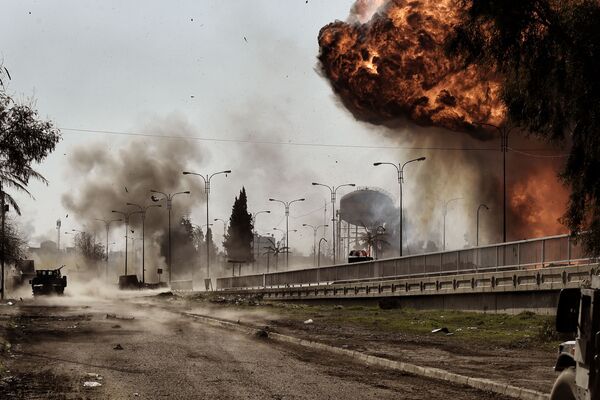 イラクで自動車が爆発した後の煙と火。 - Sputnik 日本