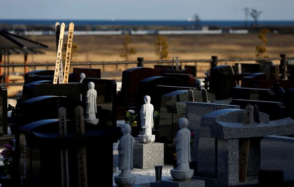 津波の被害を受けた原発近くにある浪江町の海岸周辺の墓石。 - Sputnik 日本
