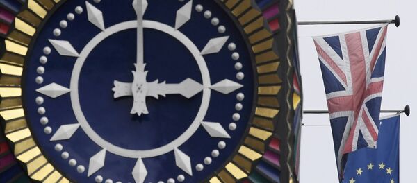 The British Union flag and the European Union flag are seen flying behind a clock in the City of London, Britain, January 16 , 2017. The British Union flag and the European Union flag are seen flying behind a clock in the City of London, Britain, January 16 , 2017. - Sputnik 日本