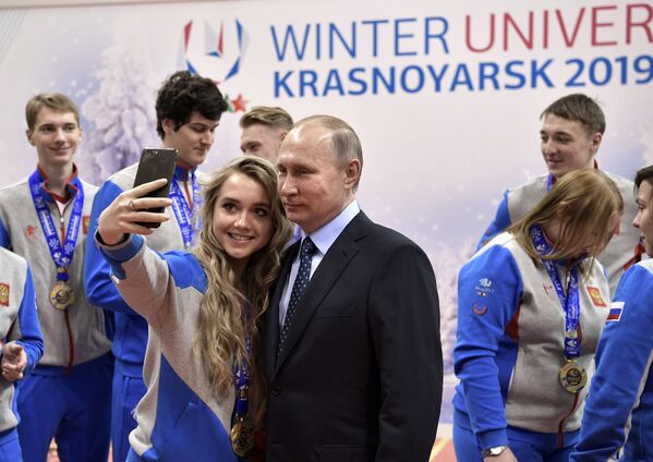 ロシアのウラジーミル・プーチン大統領と２０１７年冬季ユニバーシアードの優勝者たち。 - Sputnik 日本