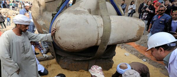 カイロの貧困地域でラムセス2世の像が見つかる - Sputnik 日本