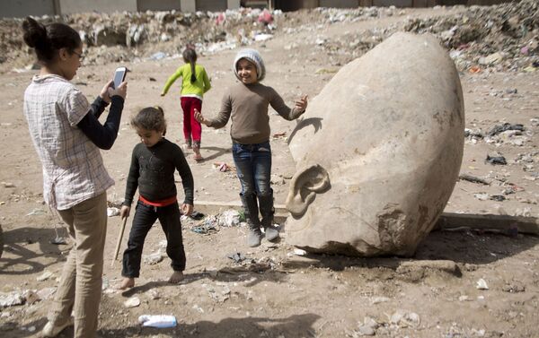 カイロの貧困地域でラムセス2世の像が見つかる - Sputnik 日本