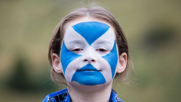 エジンバラで開かれたスコットランドの独立を求める集会に参加した小さな女の子 - Sputnik 日本
