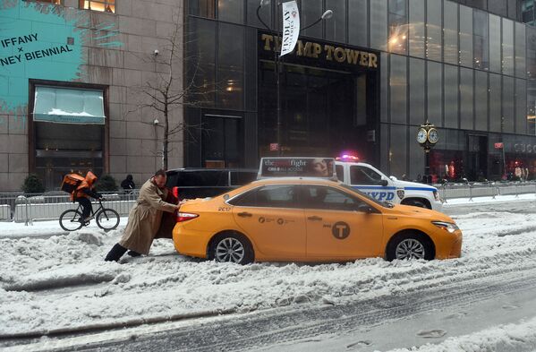 米ニューヨーク路上で雪にはまった車 - Sputnik 日本