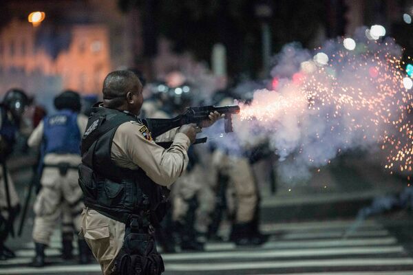 年金改革に反対する抗議者との衝突中のブラジル警察官　リオ・デ・ジャネイロで - Sputnik 日本