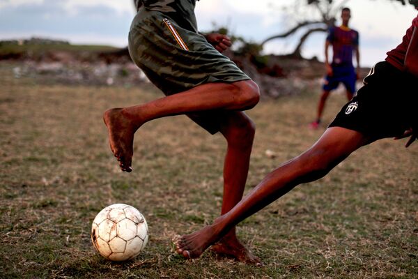 野球場でサッカーをする人々　キューバ・バラコアで - Sputnik 日本