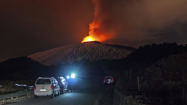 BBCレポーター　エトナ火山の噴火に遭遇し、撮影　【動画・写真】 - Sputnik 日本