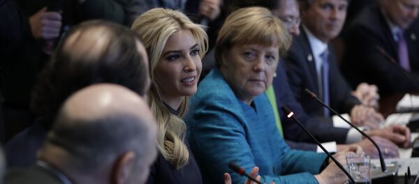 メルケル首相がイヴァンカ・トランプを見ていた様子がSNSでネタに - Sputnik 日本