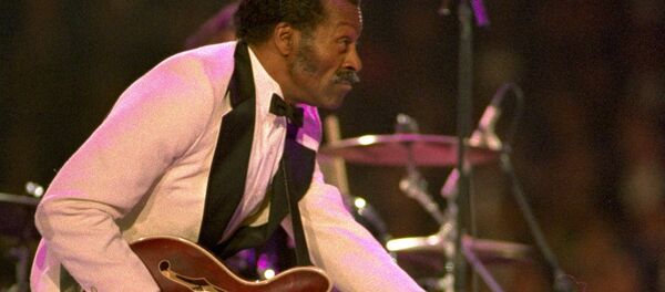Chuck Berry dances on stage at the Presidential Gala for President-elect Clinton and Vice President Al Gore Tuesday night, January 19, 1993, at the Capital Centre in Landover, Md - Sputnik 日本