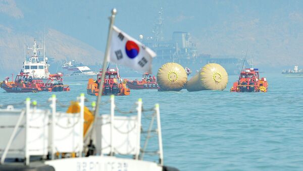 韓国、引き揚げ作業でセウォル号船体、水面上に浮上 - Sputnik 日本