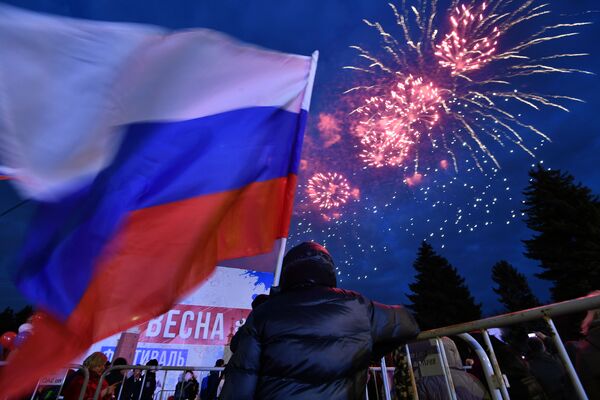 モスクワ大学脇で行われたコンサート集会、花火が夜空を飾る - Sputnik 日本