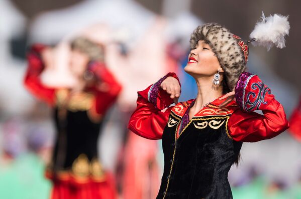 春分の日「ノウルーズ」を民族衣装を着て祝う少女、キルギスの首都ビシケクで - Sputnik 日本