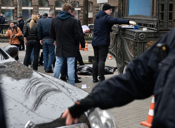 ウクライナの首都キエフで殺害されたロシアのデニス・ヴォロネンコフ元下院議員の事件現場に集まった治安維持機関の職員ら - Sputnik 日本