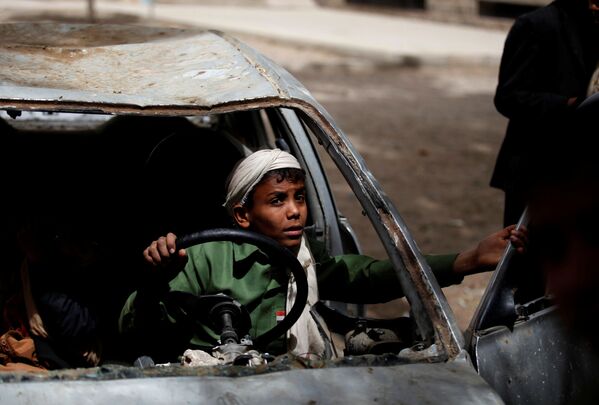 破壊されたバスに乗る少年、イエメン、サナ市の保護施設で - Sputnik 日本