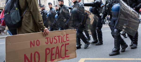 パリ中国系デモ 警官が催涙ガス使用【動画】 パリ中国系デモ 警官が催涙ガス使用【動画】 - Sputnik 日本