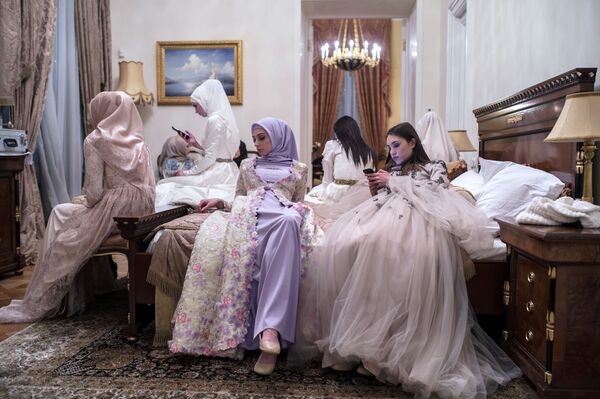 デザイナー、アイシャト・カディロヴァ（チェチェン共和国、カディロフ大統領の娘）のモードハウス「Firdaws」のファッションショー - Sputnik 日本