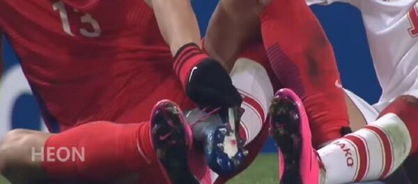 靴ひもにもつれた=サッカー韓国、シリア代表の珍プレー【動画】 靴ひもにもつれた=サッカー韓国、シリア代表の珍プレー【動画】 - Sputnik 日本