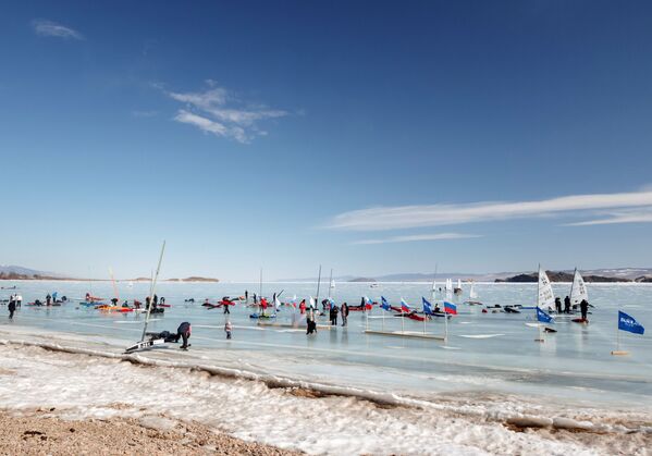 バイカル湖の氷上ヨット大会の参加者 - Sputnik 日本