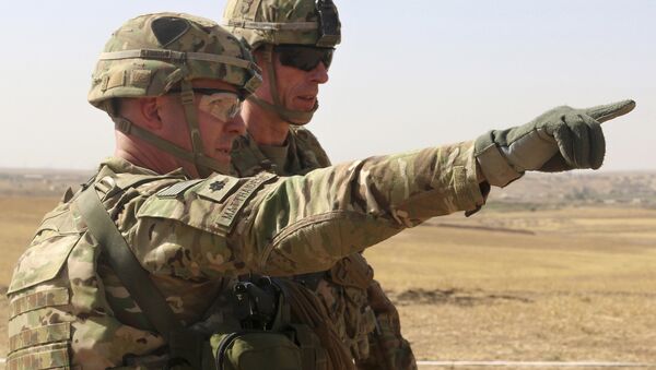 This Oct. 10, 2016 photo released by the U.S. Army shows U.S. Army Lt. Col. Ed Matthaidess, commander, left, Task Force Falcon, outlining areas of an Iraqi security forces tactical assembly area to U.S. Army Maj. Gen. Gary J. Volesky, commander, Combined Joint Forces Land Component Command – Operation Inherent Resolve, in northern Iraq - Sputnik 日本