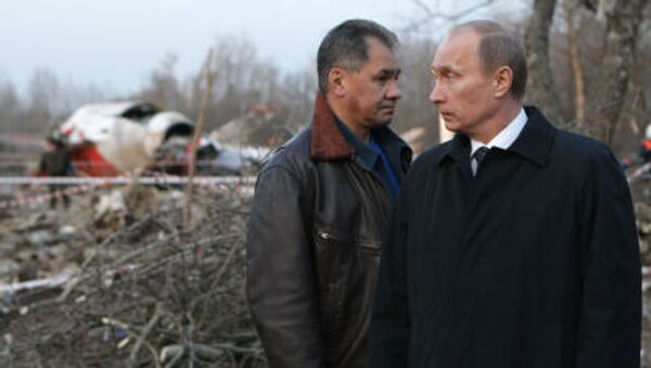 2010年にスモレンスク郊外のポーランド政府専用機墜落事故現場を訪れた当時のロシアのプーチン首相とショイグ非常事態相 - Sputnik 日本