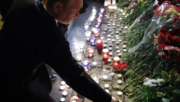 プーチン大統領、爆発があったペテルブルグの地下鉄駅近くに献花 - Sputnik 日本