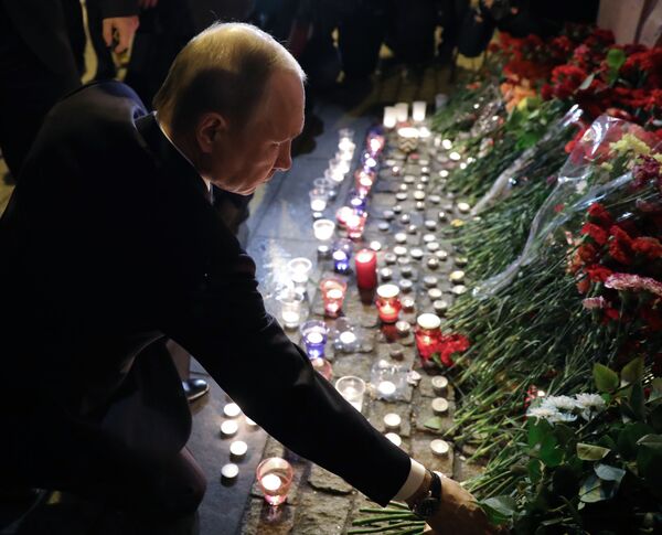 プーチン大統領、爆発があったサンクトペテルブルクの地下鉄駅近くに献花 - Sputnik 日本