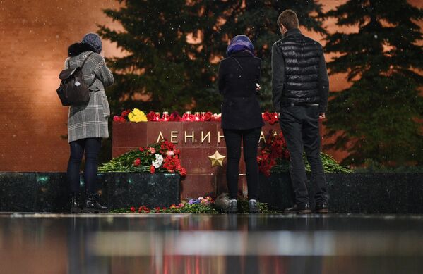 ペテルブルク地下鉄の犠牲者らを悼んでモスクワにある英雄都市の並木道に花束が手向けらている - Sputnik 日本