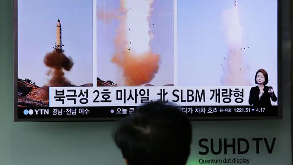 Телевизионный репортаж об испытательном пуске северокорейской баллистической ракеты Pukguksong-2. Архивное фото - Sputnik 日本
