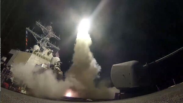 In this image from video provided by the U.S. Navy, the guided-missile destroyer USS Porter (DDG 78) launches a tomahawk land attack missile in the Mediterranean Sea, Friday, April 7, 2017. - Sputnik 日本
