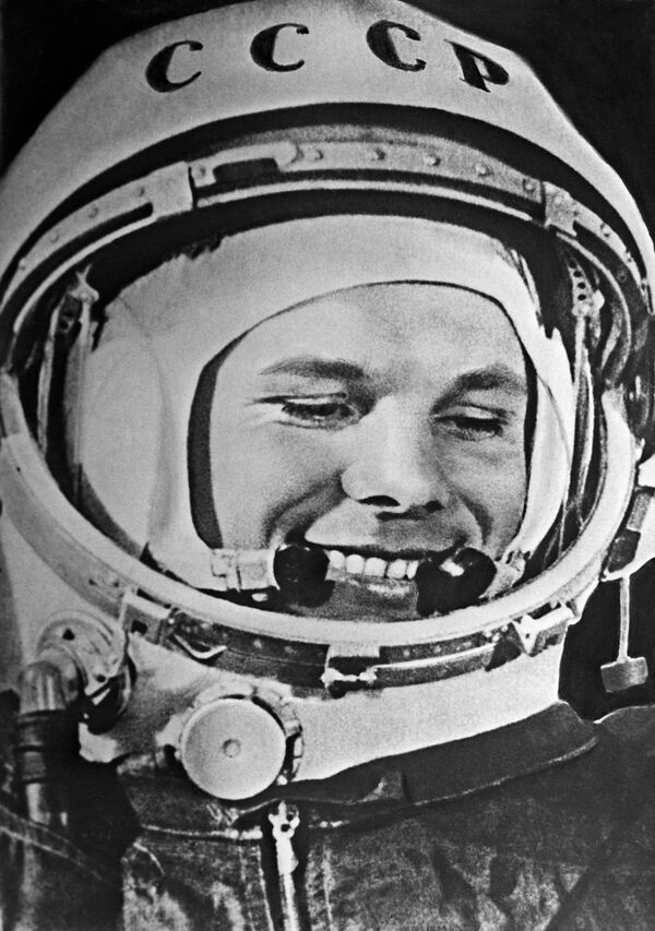 地球周回軌道上を一周した後、降下装置でガガーリンは、ソ連領内に帰還した。彼は、地上から数千メートルのところで、脱出装置で船外に出てパラシュートを開き、10時55分に地上に到着した。ガガーリンの伝説的なこの宇宙飛行の所要時間は、108分だった。 - Sputnik 日本