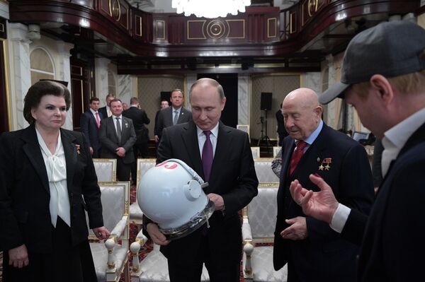 宇宙飛行士のワレンチナ・テレシコワ、ロシア大統領のウラジーミル・プーチン、宇宙飛行士のアレクセイ・レオノフ - Sputnik 日本