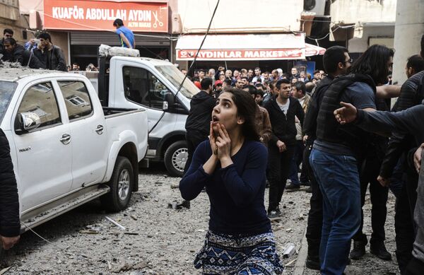 トルコの都市ディヤバクルの警察署付近で発生した爆発現場の人々 - Sputnik 日本