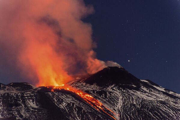 イタリアのエトナ山の噴火で流れ出た溶岩 - Sputnik 日本