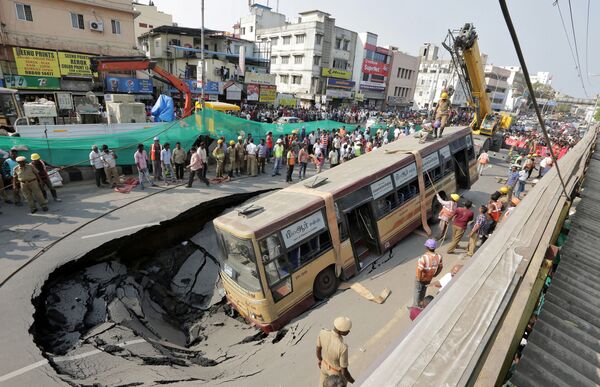 インドの都市チェンナイでアスファルトの下に陥落した旅客バスの引き上げ準備を行うレスキュー隊員 - Sputnik 日本