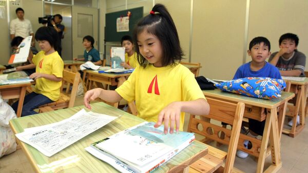 Дети начальной школы, эвакуированные из зараженной области в префектуре Фукусимы - Sputnik 日本