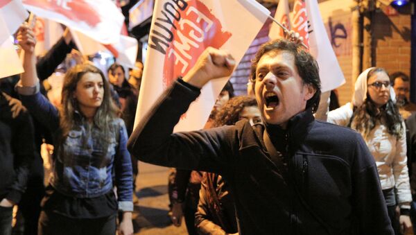 イスタンブールで数千人が国民投票の結果に抗議 - Sputnik 日本