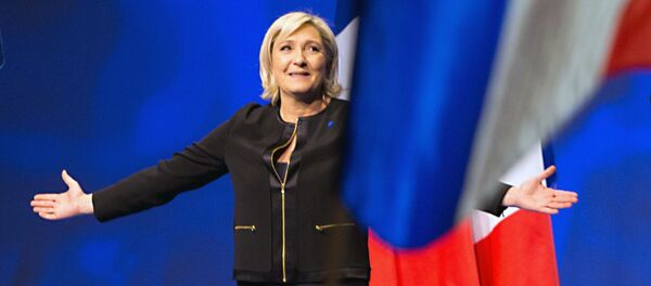 トップレス女性抗議集団「Femen 」　ルペン仏大統領候補の演説妨害をもくろむ - Sputnik 日本