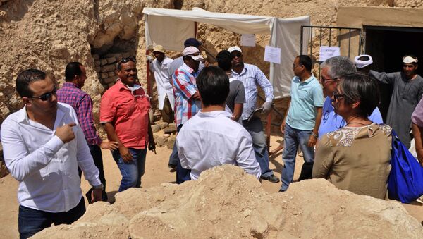 Египетские археологи рядом с деревянной гробницей, найденной на территории 3,500-летнего захоронения в некрополе недалеко от египетского Луксора - Sputnik 日本