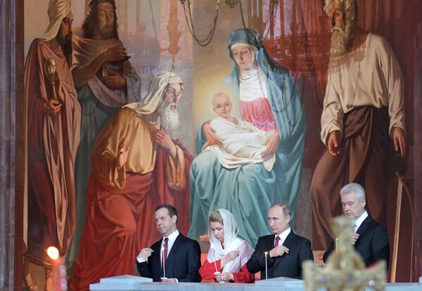 プーチン大統領とメドベージェフ首相、スベトラーナ首相夫人　復活祭の礼拝で　救世主ハリストス大聖堂 - Sputnik 日本