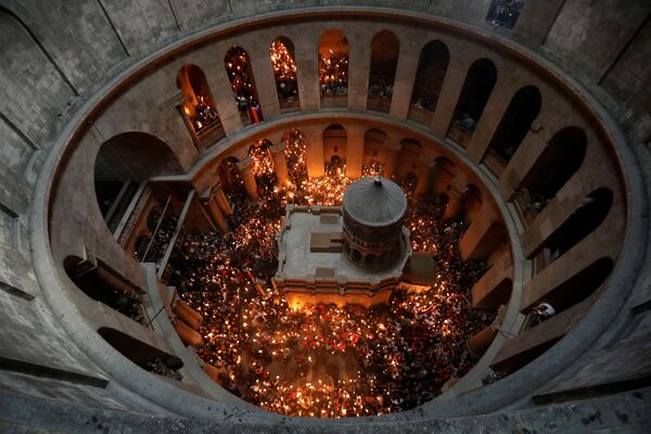 聖墳墓教会 の聖火奇跡でろうそくをもつ信者　エルサレムで - Sputnik 日本