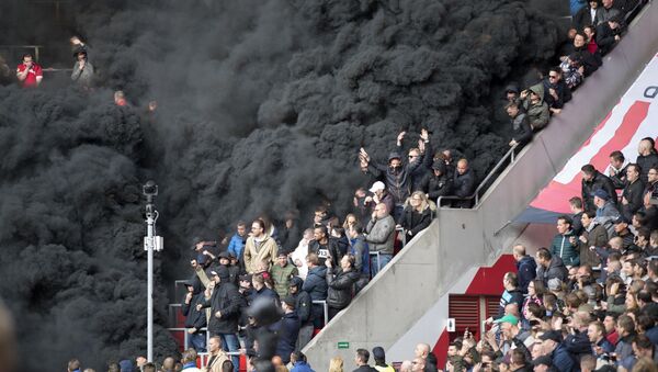 サッカー試合で　黒煙が観客席を包む【写真・動画】 - Sputnik 日本