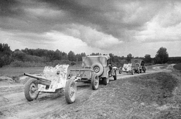 オフロードカー「GAZ-67」は人員、軽貨物の運搬のほか、軽量兵器の牽引にも用いられた。 オフロードカー「GAZ-67」は人員、軽貨物の運搬のほか、軽量兵器の牽引にも用いられた。 - Sputnik 日本